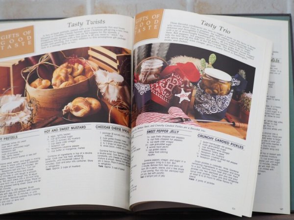 画像9: The spirits of Christmas 洋書 (9)