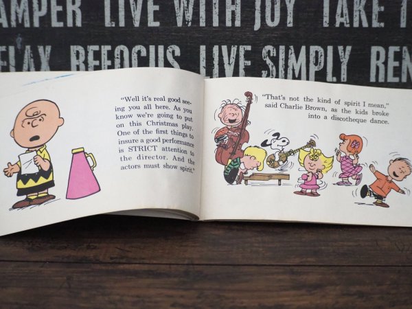 画像3: A Charlie Brown Christmas 洋書 (3)
